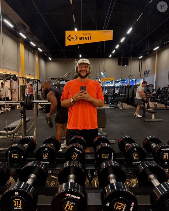 "A gente não pode terceirizar 100% da saúde para um remédio. Ele ajuda, mas a base continua sendo alimentação, movimento e constância", diz o médico