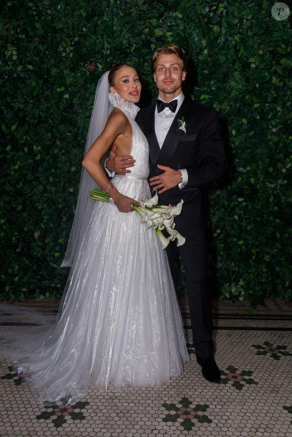 A influenciadora Esther Marques, filha do bilionário João Adibe Marques, do Grupo Cimed, se casou com o empresário Adolpho Mello neste sábado (07) em São Paulo