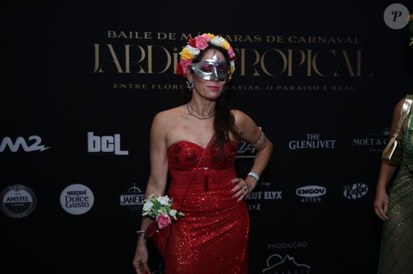 Vestido vermelho: a aposta de Claudia Mauro para baile de máscaras no pós-carnaval 2025