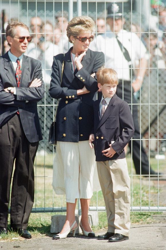 Anos depois, em 1994, a princesa voltou a apostar no mesmo tipo de calçado durante o Grand Prix da Grã-Bretanha, combinando o sapato com blazer azul-marinho em mais um visual elegante e memorável enquanto acompanha seu filho mais novo, Príncipe Harry, que tinha 9 anos na época
