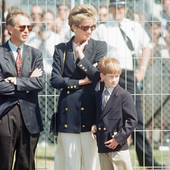 Anos depois, em 1994, a princesa voltou a apostar no mesmo tipo de calçado durante o Grand Prix da Grã-Bretanha, combinando o sapato com blazer azul-marinho em mais um visual elegante e memorável enquanto acompanha seu filho mais novo, Príncipe Harry, que tinha 9 anos na época