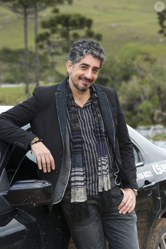 O anjo Ariel (Michel Melamed) conseguirá tirar Felipe e Lívia do perigo. Na sequência, Mestre (Othon Bastos) explicará que o milagre aconteceu graças às orações de Alex (Kadu Schons), filho de Felipe.