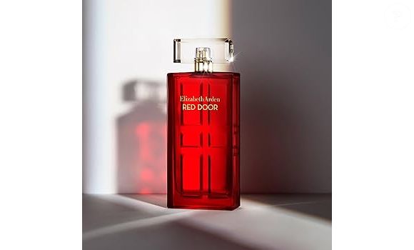 O design também desempenha papel importante em sua permanência no mercado. A embalagem icônica, adornada pela porta vermelha que simboliza o Red Door Spa, origem da marca há mais de um século, reforça o caráter histórico da fragrância