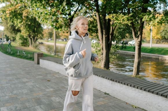 Segundo o treinador Marcos Mendoza, 'qualquer exercício cardiovascular ajuda a queimar gordura quando você está em déficit calórico, mas caminhar com inclinação pode ser mais eficiente e sustentável do que correr para muitas pessoas'