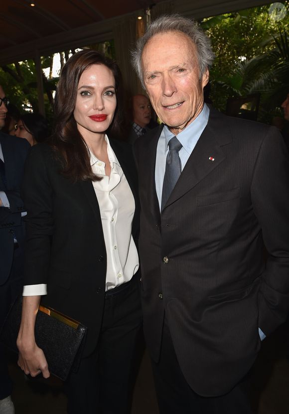 Angelina Jolie ao lado de Clint Eastwood; ator completa 96 anos em 2026