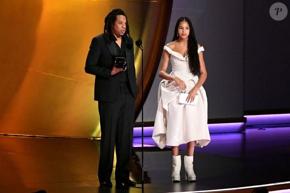 Sua imagem é estrategicamente polida — fruto de uma equipe criativa que trabalha para proteger sua privacidade sem ignorar seu impacto midiático