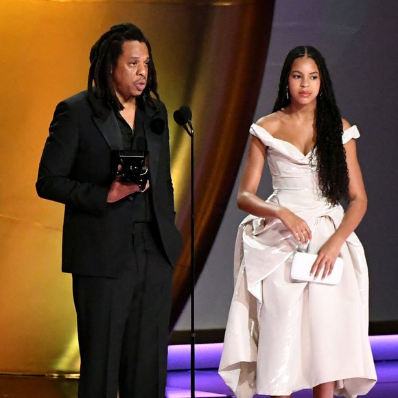 Sua imagem é estrategicamente polida — fruto de uma equipe criativa que trabalha para proteger sua privacidade sem ignorar seu impacto midiático