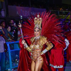 Juliana Paes usou fantasia exclusiva da Dolce & Gabbana