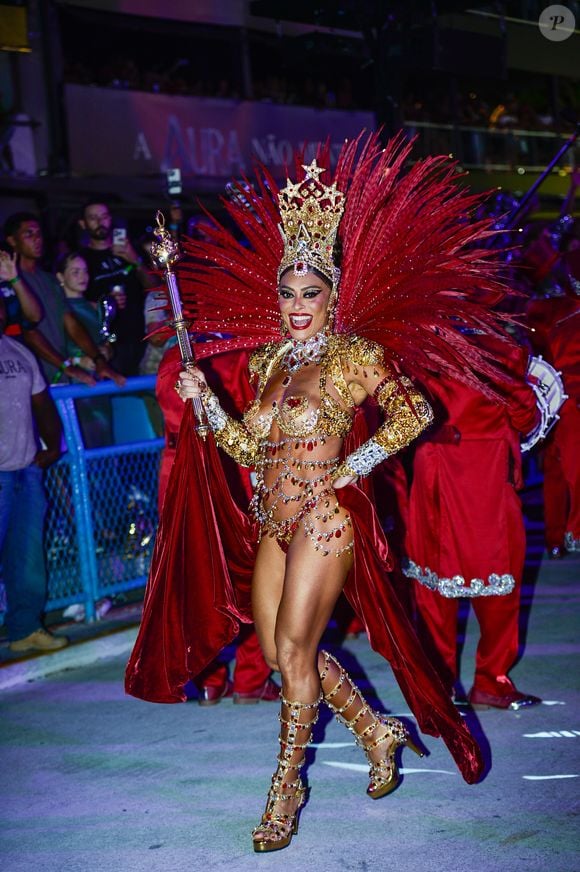 Juliana Paes usou fantasia exclusiva da Dolce & Gabbana