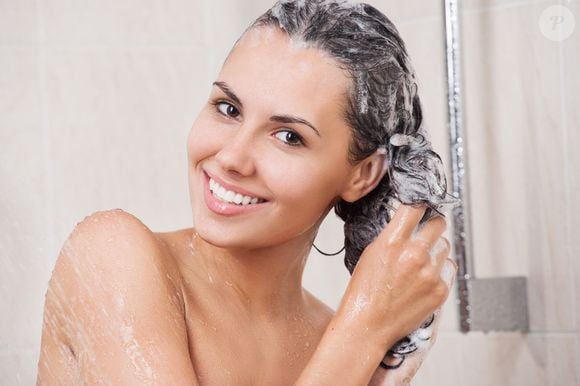 A técnica dos '5 pontos' consiste em aplicar pequenas quantidades de shampoo na parte frontal, nas duas laterais, na coroa e na nuca antes de massagear o couro cabeludo