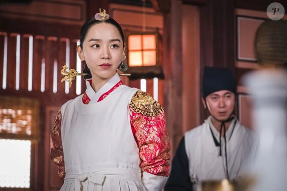 O dorama em questão é 'Mr. Queen', com 20 episódios e disponível dublado na Netflix