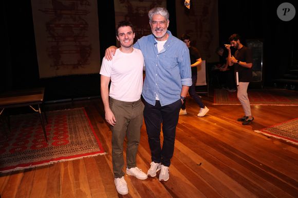 William Bonner e Hugo Bonemer posaram juntos depois da pré-estreia da peça 'O Talento Ripley'