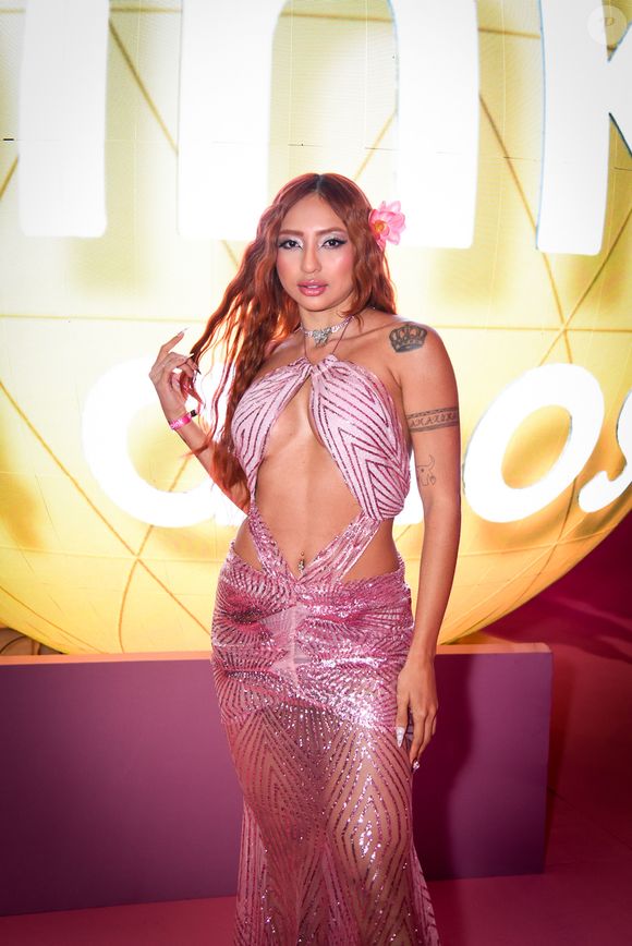 Ruivinha de Marte quer explorar um fetiche inusitado: a podolatria, a idolatria aos pés