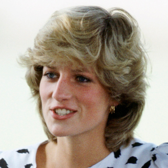 O óleo usado pela Princesa Diana tinha uma proposta diferente: além da fragrância, fazia parte de um ritual de bem-estar.