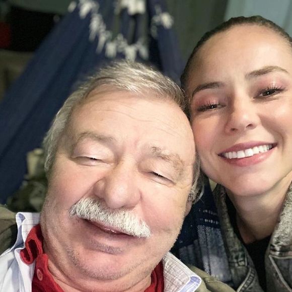 Paolla Oliveira afirmou ter deixado o posto de rainha de bateria da Grande Rio em 2026 por conta do estado de saúde do pai, diagnosticado com demência frontotemporal