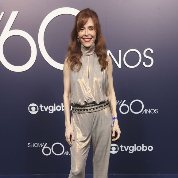 Deborah Evelyn adora um bom café da manhã com pão, ovo, queijo, frutas e sucos