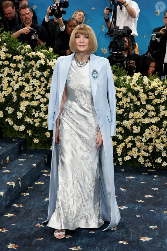 Senhoras e senhores, Anna Wintour — presidente da divisão de moda e costumes do Museu Metropolitano de Nova York — chega de Louis Vuitton. Sob seu comando, o Met Gala 2025 quebrou recordes e arrecadou impressionantes 31 milhões de dólares para o museu