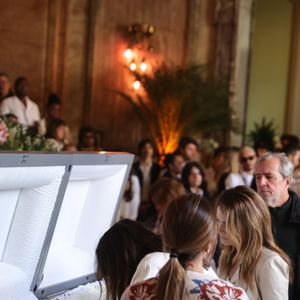 Com Preta Gil no caixão, família e amigos dão adeus à cantora