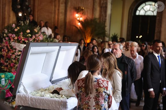 Com Preta Gil no caixão, família e amigos dão adeus à cantora