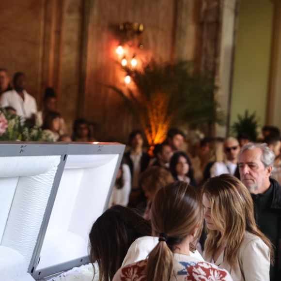 Com Preta Gil no caixão, família e amigos dão adeus à cantora