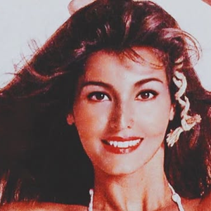 Respire fundo e veja como Roberta Close está hoje aos 60 anos; icônica modelo fez rara aparição com o marido no Brasil