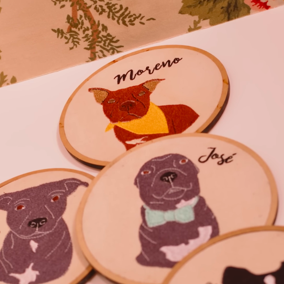 Casal de atores tem diversos quadros com os cachorrinhos da família