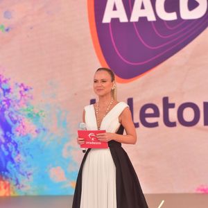 Eliana brilha no Teleton com visual sofisticado e celebra reencontro com o SBT em grande estilo