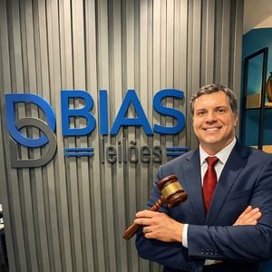 O Purepeople conversou com o leiloeiro Eduardo Consentino, fundador da Biasi Leilões e que trabalha no ramo desde os 16 anos