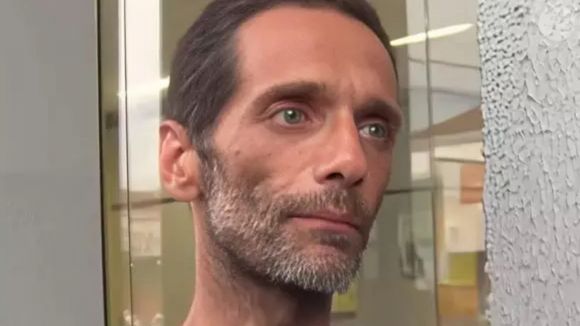 Outro caso de sofrimento: com depressão, o ator Thiago Baldini pede dinheiro nas ruas. Ele foi preso por roubar celular de padre.