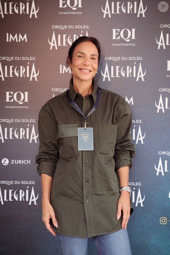 Ivete Sangalo aproveitou uma pausa na turnê ‘Clareou’ para curtir o Cirque du Soleil com as filhas gêmeas, Marina e Helena, de 8 anos, em São Paulo