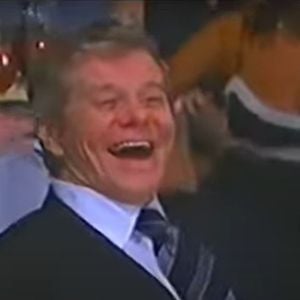 Miguel Falabella cai na gargalhada após ser citado em brincadeira espontânea por Bruna Marquezine em evento da Globo