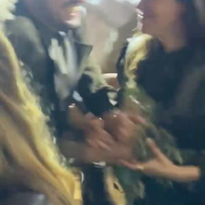 Quem pegou o buquê foi justamente Bruna Marquezine, que o dividiu com o rapaz