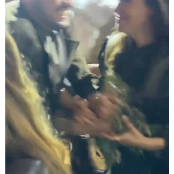 Quem pegou o buquê foi justamente Bruna Marquezine, que o dividiu com o rapaz