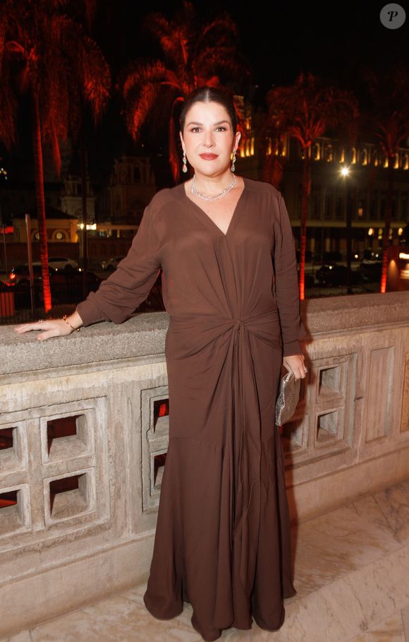 Marrom foi a cor escolhida por Ju Ferra para seu look no baile da Pinacoteca