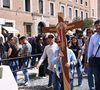 Vaticano, Itália: peregrinos se reúnem para a morte do Papa Francisco na Basílica de São Pedro, no Vaticano