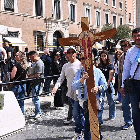 Vaticano, Itália: peregrinos se reúnem para a morte do Papa Francisco na Basílica de São Pedro, no Vaticano