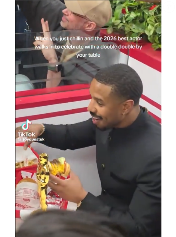 Vídeos nas redes sociais mostram o vencedor do Oscar saboreando um hambúrguer enquanto segura o troféu conquistado por sua atuação em 'Pecadores'