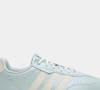O Adidas Barreda Lo Feminino é uma alternativa para quem procura um tênis casual que combine estilo esportivo, conforto e versatilidade. Com design de perfil baixo e as tradicionais três listras nas laterais, o modelo celebra o legado da Adidas com uma aparência contemporânea, ideal para incorporar referências do streetwear à rotina