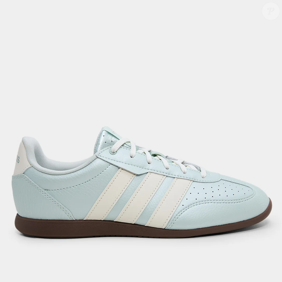 O Adidas Barreda Lo Feminino é uma alternativa para quem procura um tênis casual que combine estilo esportivo, conforto e versatilidade. Com design de perfil baixo e as tradicionais três listras nas laterais, o modelo celebra o legado da Adidas com uma aparência contemporânea, ideal para incorporar referências do streetwear à rotina
