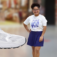 Esse tênis New Balance branco e cinza usado por Tia Milena em aerolook é o toque de conforto e elegância que toda mulher precisa para viajar com estilo