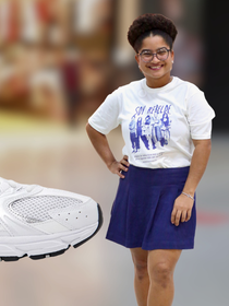 Esse tênis New Balance branco e cinza usado por Tia Milena em aerolook é o toque de conforto e elegância que toda mulher precisa para viajar com estilo