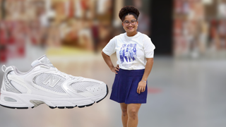 Esse tênis New Balance branco e cinza usado por Tia Milena em aerolook é o toque de conforto e elegância que toda mulher precisa para viajar com estilo