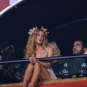 Marina Ruy Barbosa ficou descalça ao lado da mãe, Gioconda, e do noivo, Abdul, em camarotte
