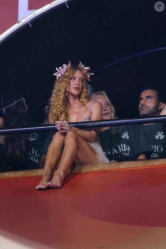 Marina Ruy Barbosa ficou descalça ao lado da mãe, Gioconda, e do noivo, Abdul, em camarotte