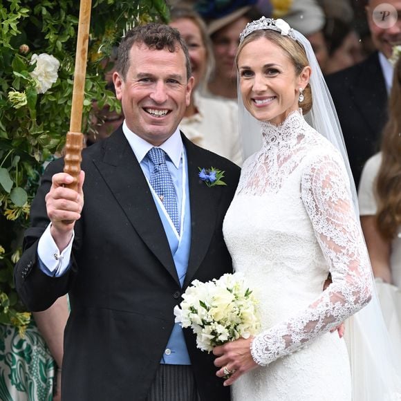 Para casar com Peter Phillips, Harriet Sperling escolheu um vestido de noiva clássico com caimento reto e renda trabalhada