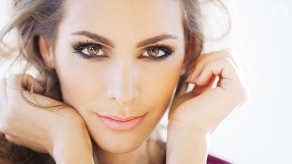 Maquiagem: apostar em delineados com um lápis marrom acobreado e um vermelho são certeiros para elevar ainda mais os olhos castanhos.