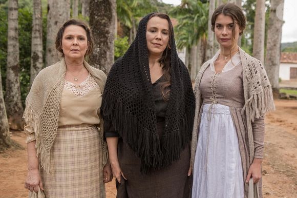 Uma das inovações da autora em 2015, quando a trama foi lançada, foi mesclar duas linhas do tempo distantes, o que parece ser duas novelas em uma só. A história se divide em dois momentos separados por um salto de cerca de 150 anos