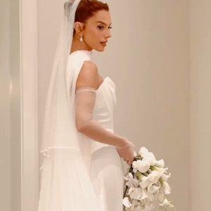 Vestido de Giovanna Lancellotti é da grife inglesa Vivianne Westwood e teve decote drapeado