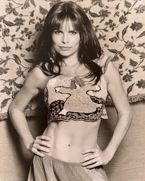 Debora Bloch, a Odete Roitman de 'Vale Tudo', surge irreconhecível em foto antiga dos anos 90