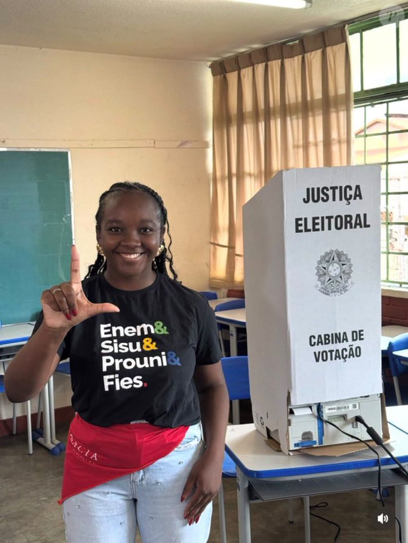 Ana Elisa Santos Silva (PT-MG), estudante de Direito, influenciadora digital e deputada federal mais jovem da história do Brasil, faz o 'L' após votar no colégio eleitoral